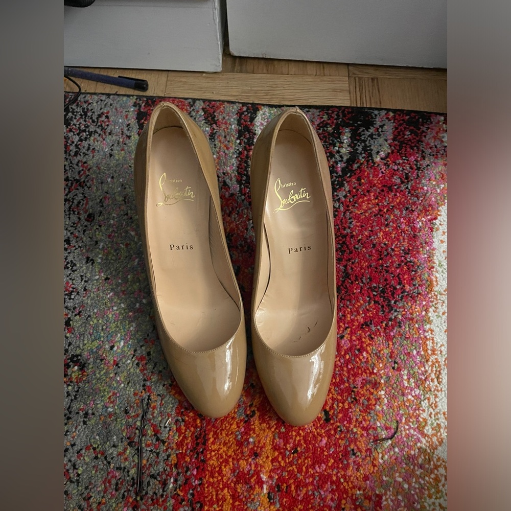 Beige Pumppie Christian Louboutin size 38 (with some stains)